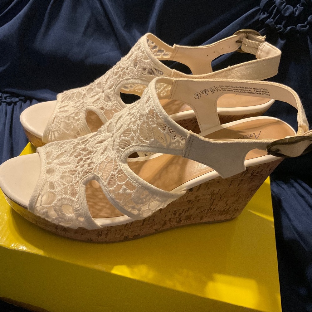 American Eagle Wedge Platform Comfort White Shoe. Size 9  Classy